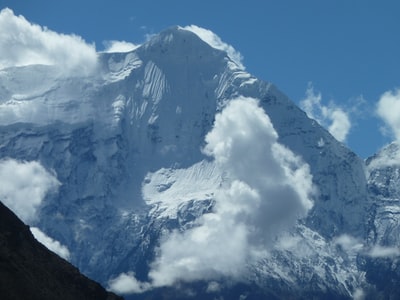 白昼蓝天雪山